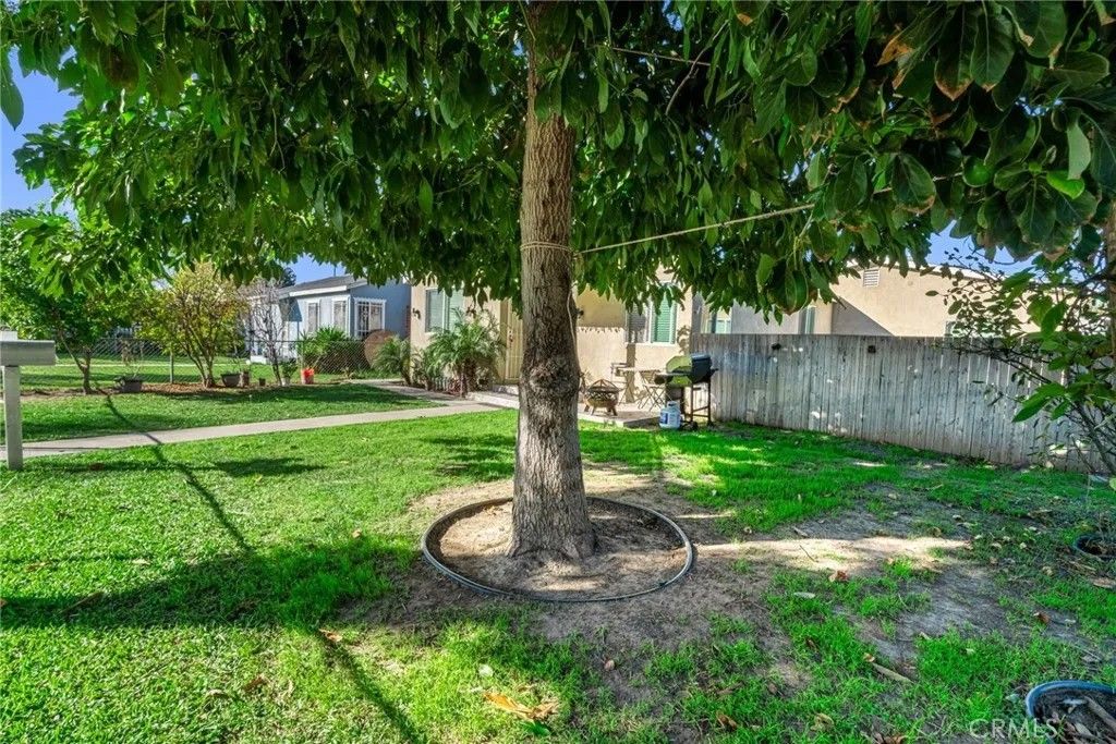 Photo of 289 E Heath Ln, Long Beach, CA 90805 (MLS # DW26008639)