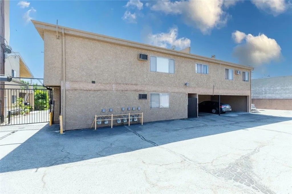 Photo of 11341 Victory Boulevard, North Hollywood, CA 91606 (MLS # GD26069750)