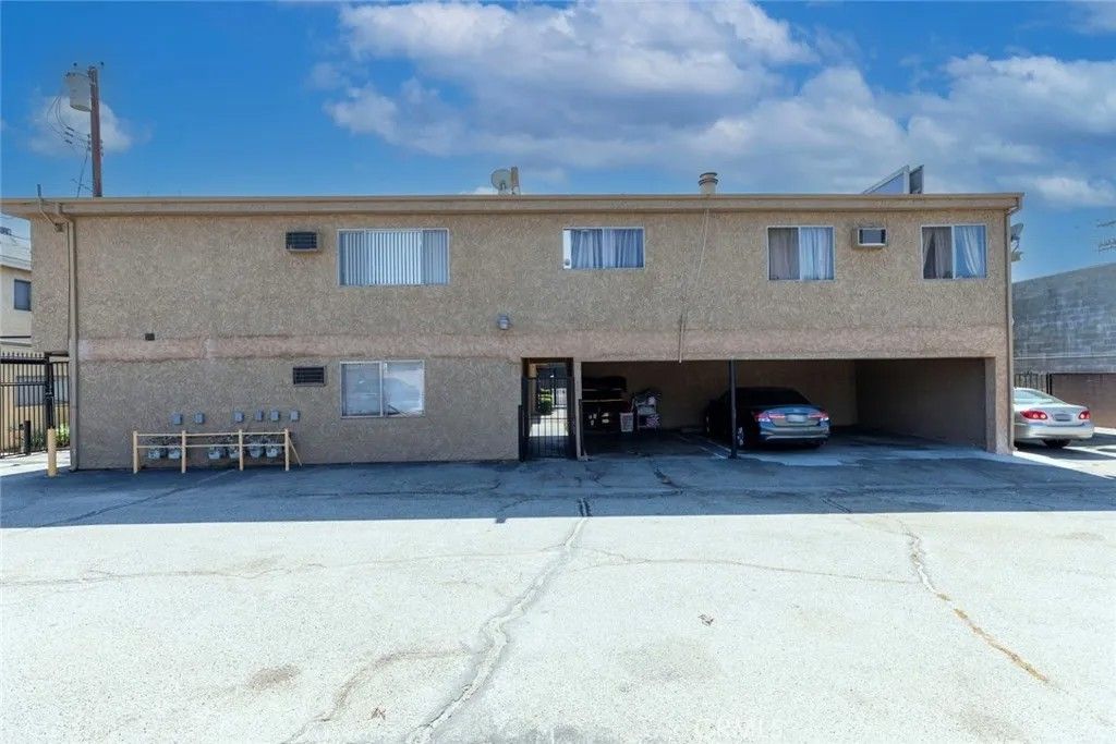 Photo of 11341 Victory Boulevard, North Hollywood, CA 91606 (MLS # GD26069750)