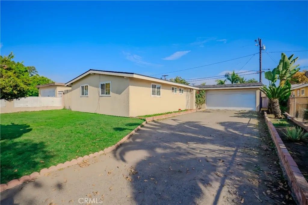 Photo of 513 Nottingham Avenue, Santa Ana, CA 92703 (MLS # CV26000997)