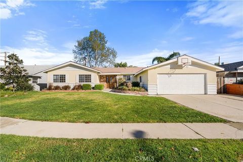 Photo of 23649 Bessemer St, Woodland Hills, CA 91367 (MLS # SR26042736)
