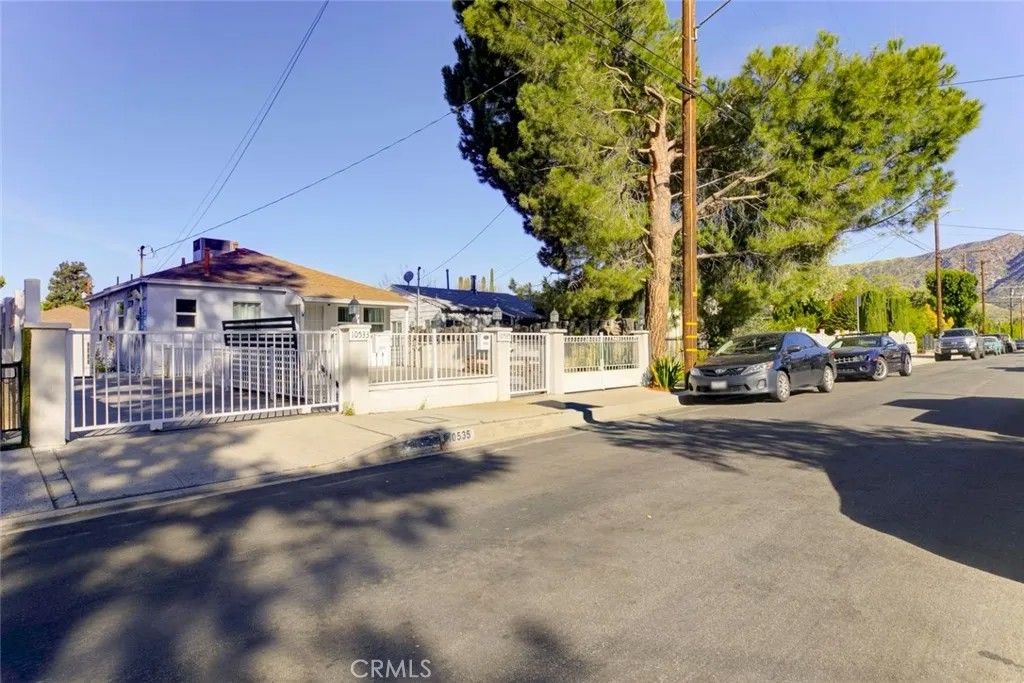 Photo of 10535 Nassau Ave, Sunland, CA 91040 (MLS # GD26022455)