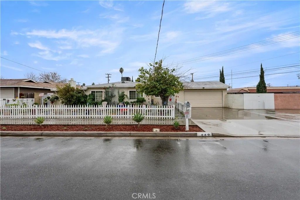 Photo of 442 N Victoria Ave, San Jacinto, CA 92583 (MLS # CV25280407)