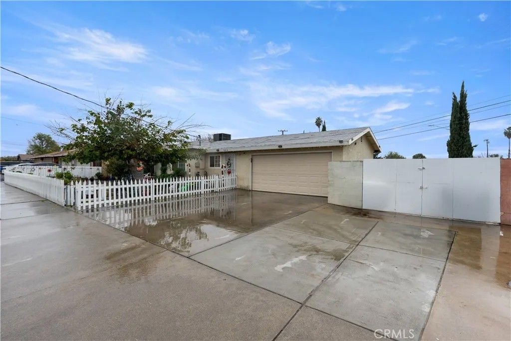 Photo of 442 N Victoria Ave, San Jacinto, CA 92583 (MLS # CV25280407)