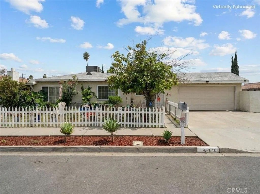 Photo of 442 N Victoria Ave, San Jacinto, CA 92583 (MLS # CV25280407)