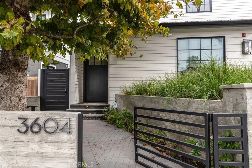 Photo of 3604 Laurel Ave, Manhattan Beach, CA 90266 (MLS # SB26000742)