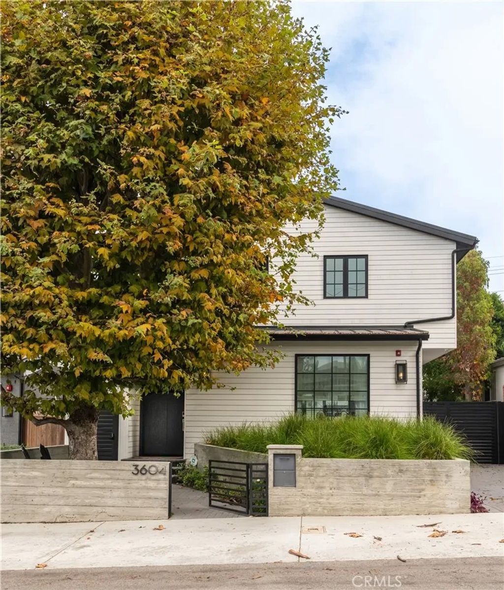 Photo of 3604 Laurel Ave, Manhattan Beach, CA 90266 (MLS # SB26000742)