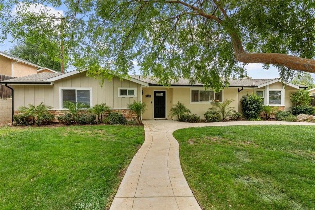 Photo of 2162 Montgomery Road, Thousand Oaks, CA 91360 (MLS # SR26069481)
