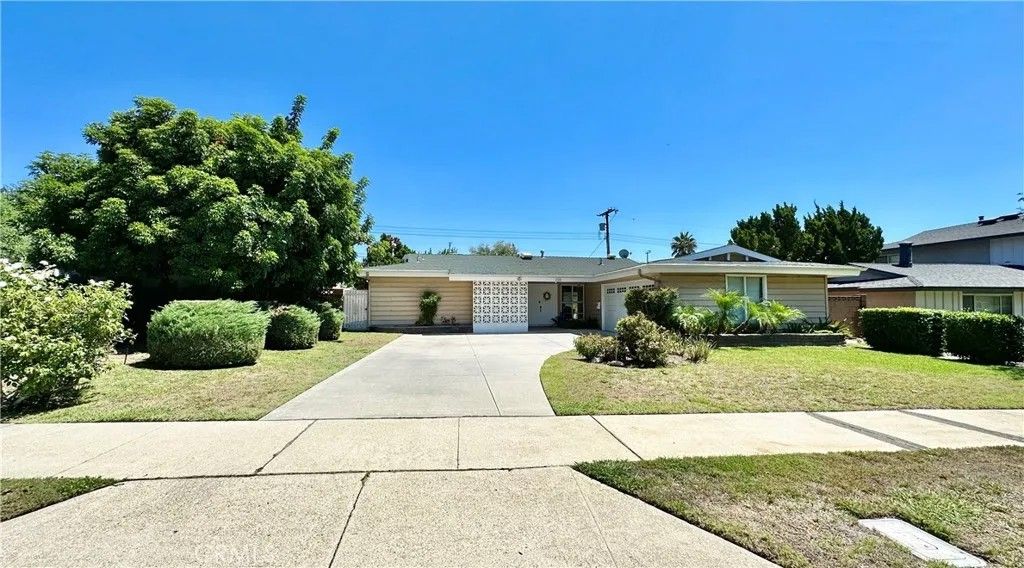 Photo of 11624 Paso Robles Avenue, Granada Hills, CA 91344 (MLS # SR26053561)