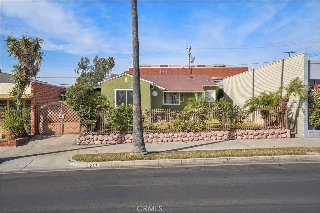 Photo of 511 S Brand Blvd, San Fernando, CA 91340 (MLS # SR26028936)