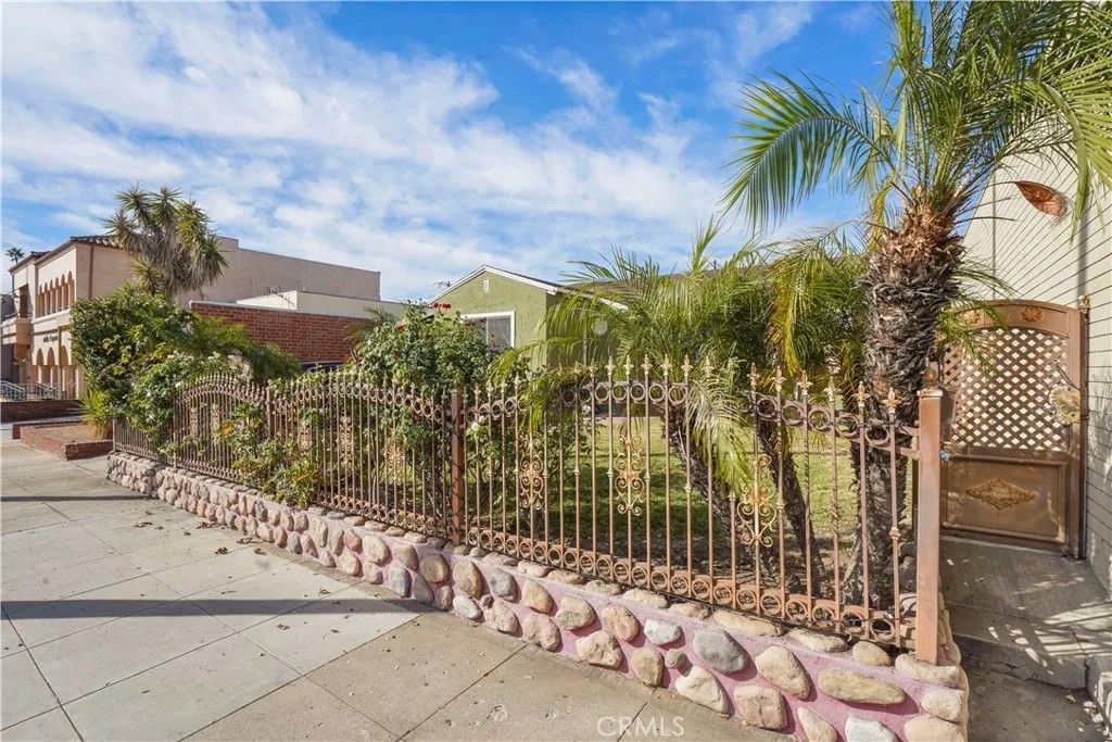 Photo of 511 S Brand Blvd, San Fernando, CA 91340 (MLS # SR26028936)