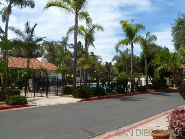 4044 Loma Riviera Cir