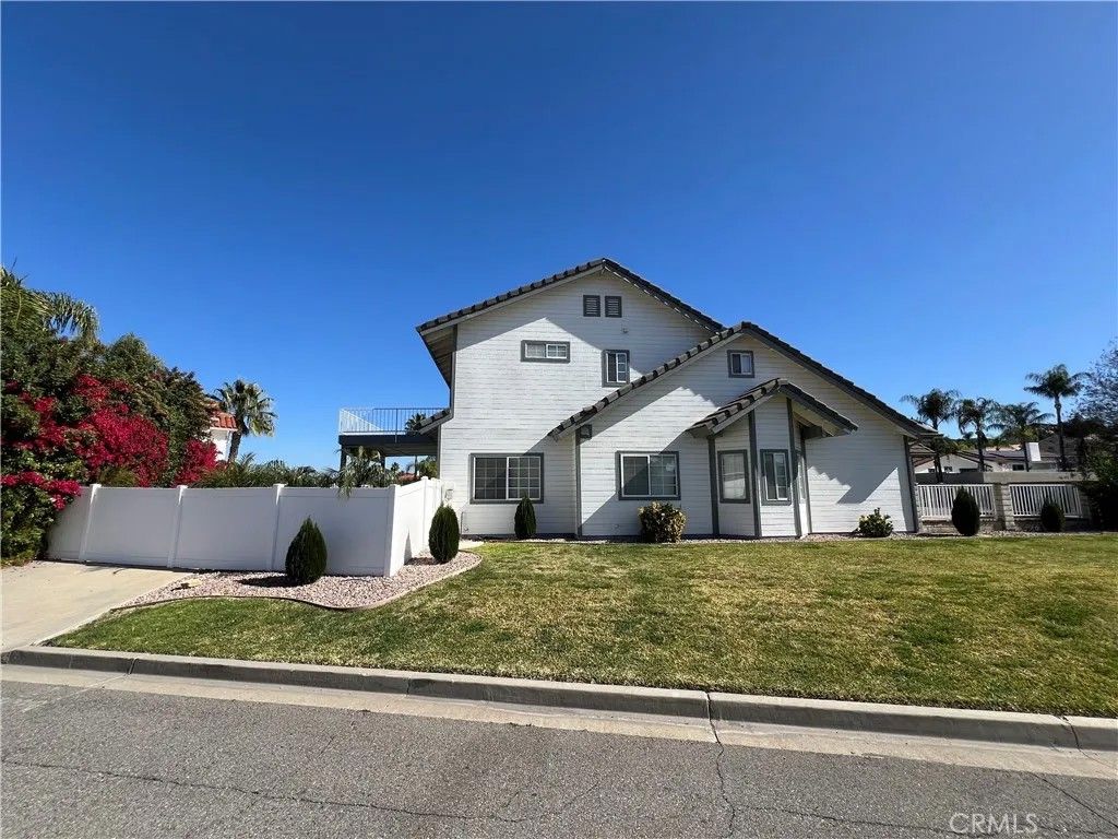 Photo of 23812 Continental Dr, Canyon Lake, CA 92587 (MLS # SW26030050)