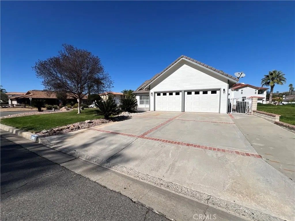 Photo of 23812 Continental Dr, Canyon Lake, CA 92587 (MLS # SW26030050)