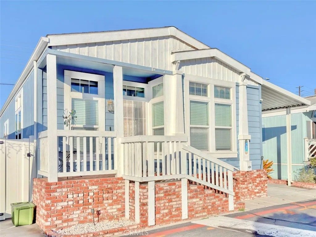 Photo of 7652 Garfield Ave #7, Huntington Beach, CA 92648 (MLS # OC25281642)