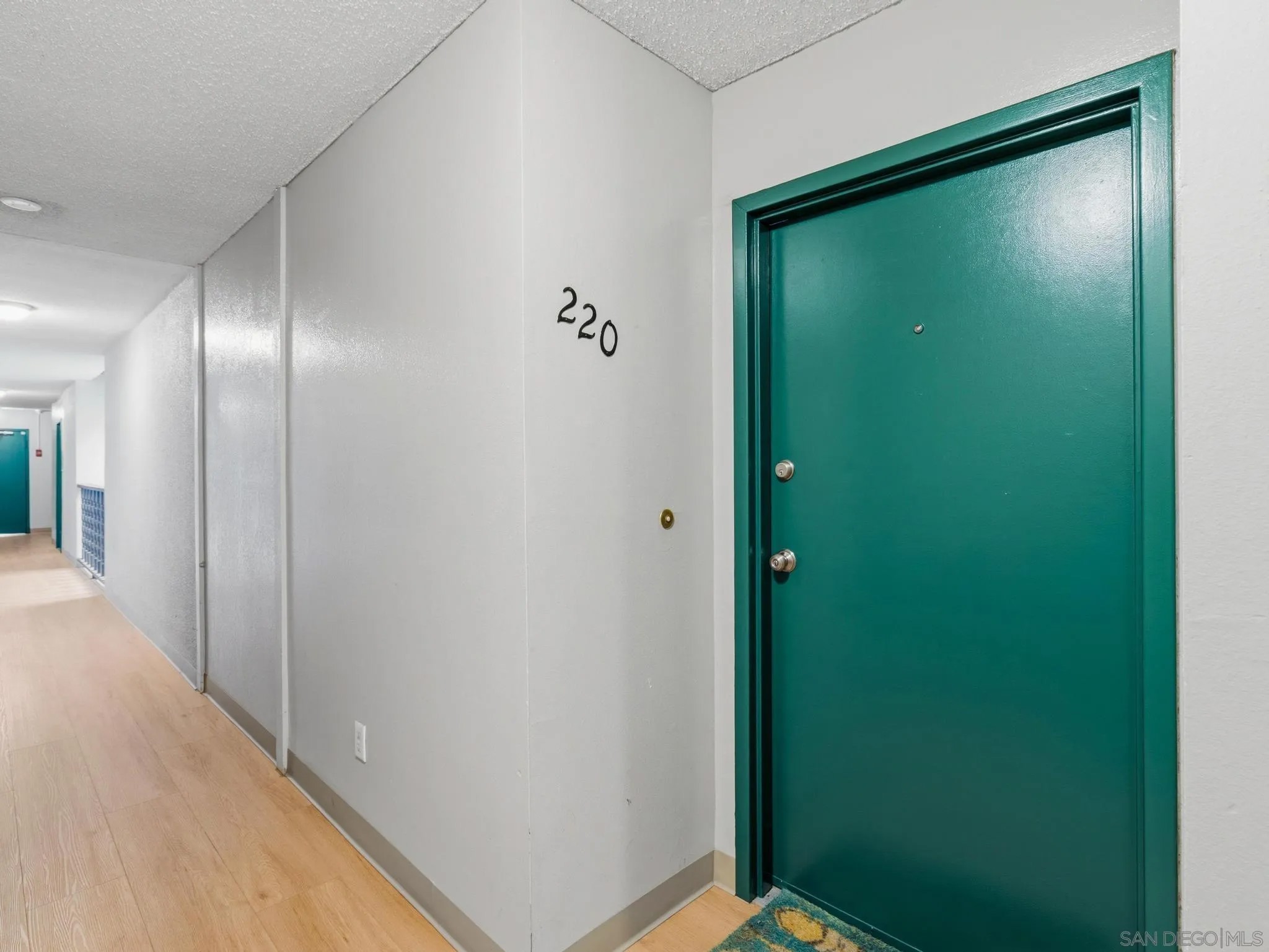 6924 Hyde Park 220
