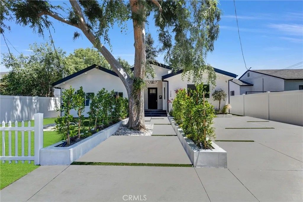 Photo of 7508 Claire Avenue, Reseda, CA 91335 (MLS # SR26041655)