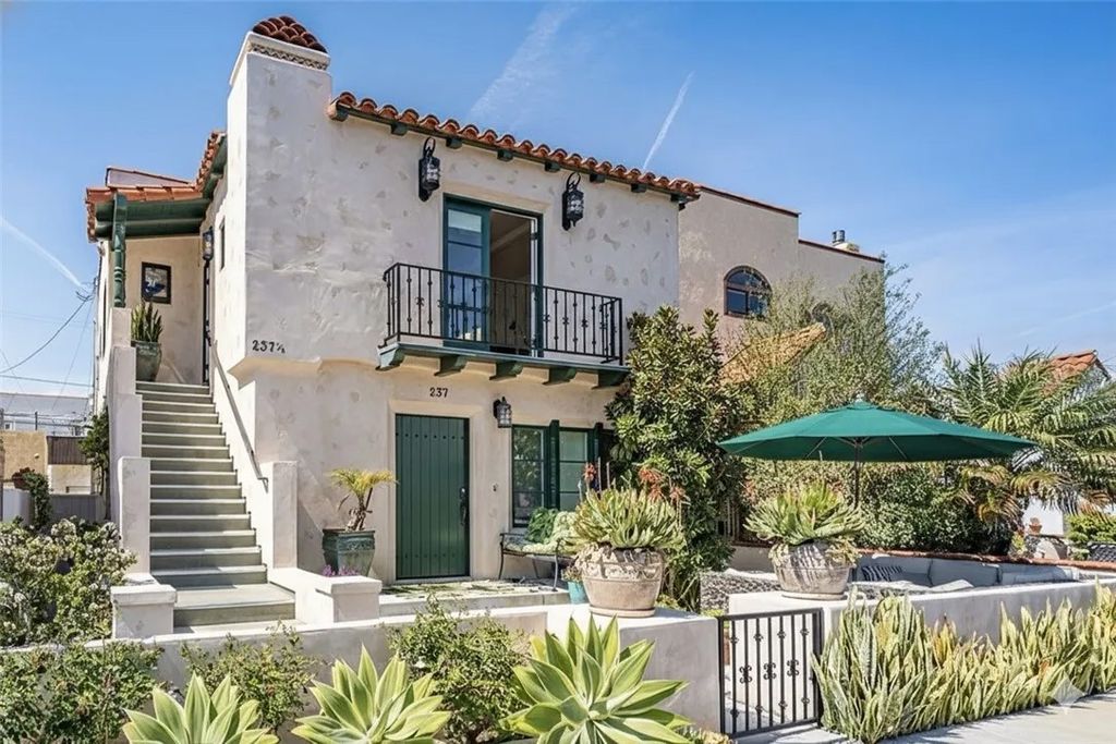 Photo of 237 Covina Ave, Long Beach, CA 90803 (MLS # PW26007314)