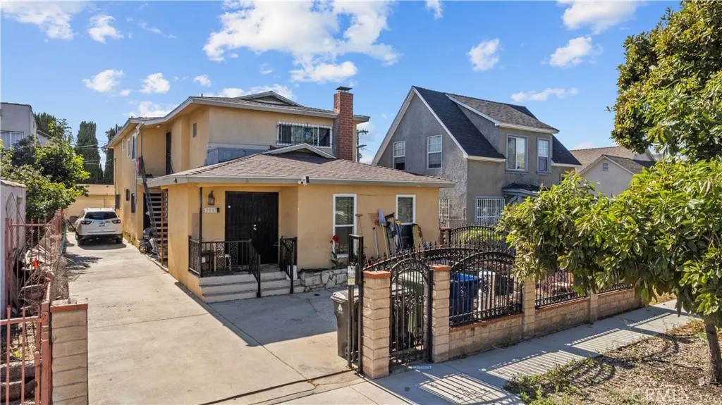 3887 S Van Ness Avenue