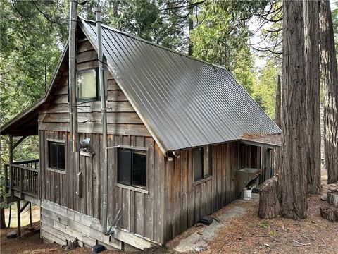 Photo of 7771 White Chief Mountain Rd, Fish Camp, CA 93623 (MLS # OC26035104)