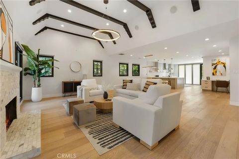 Photo of 846 S Cloverdale Ave, Los Angeles, CA 90036 (MLS # SB26056227)