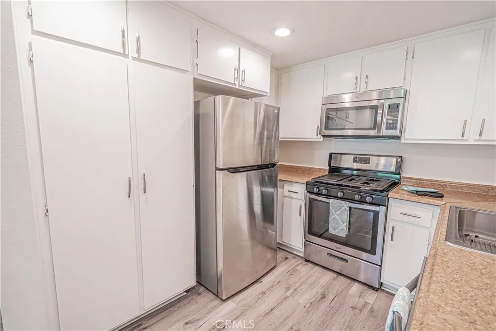 1342 E Hillcrest 17