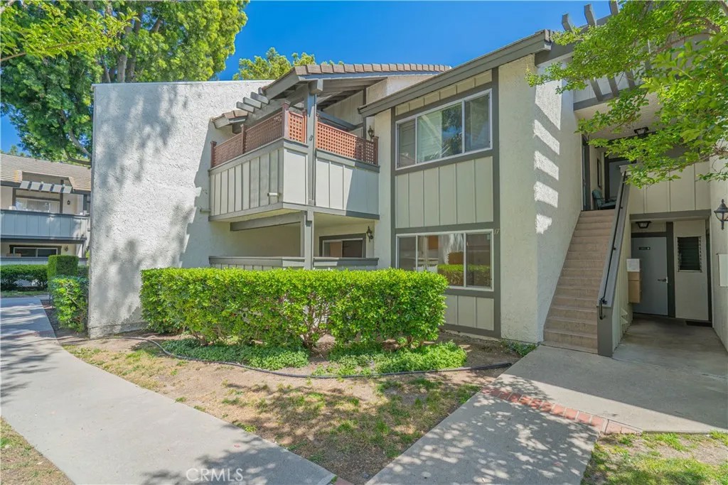1342 E Hillcrest 17
