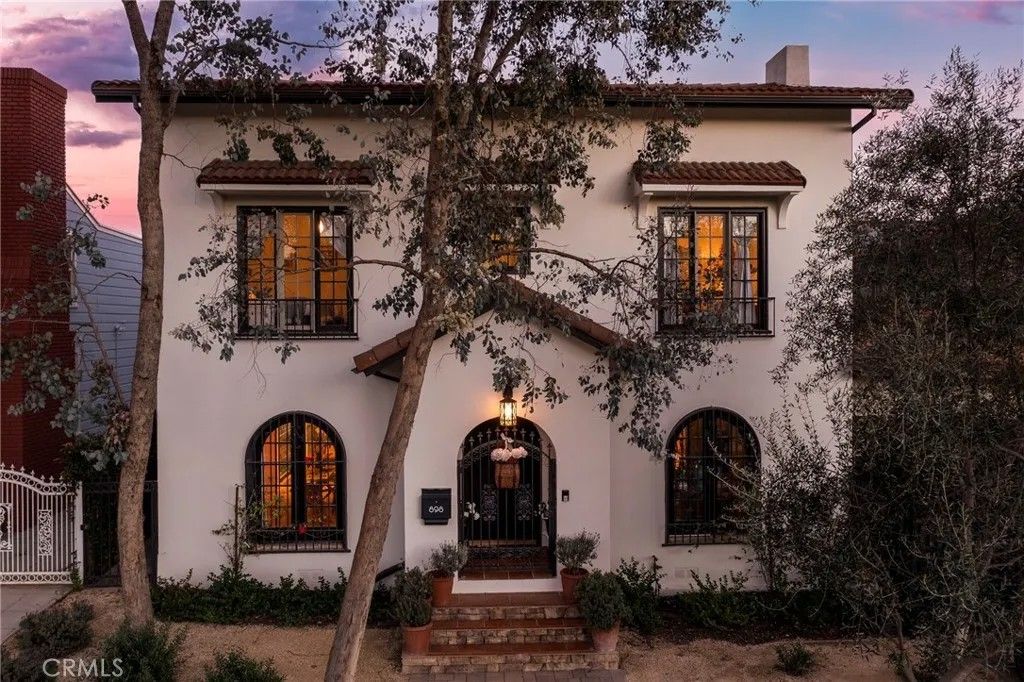 Photo of 898 S Victoria Ave, Los Angeles, CA 90005 (MLS # BB26032966)