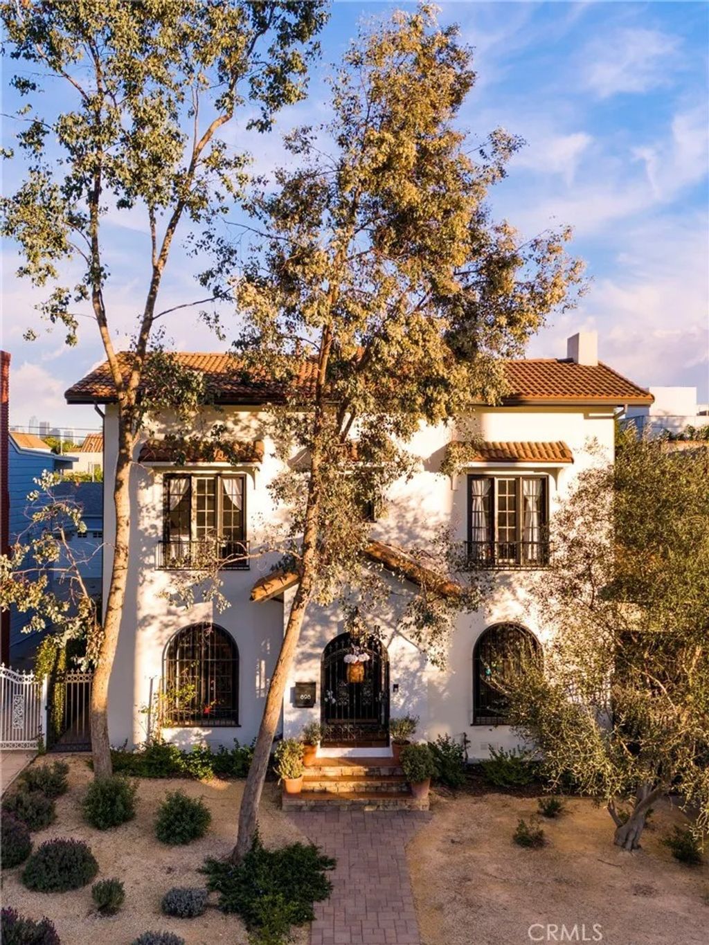 Photo of 898 S Victoria Ave, Los Angeles, CA 90005 (MLS # BB26032966)