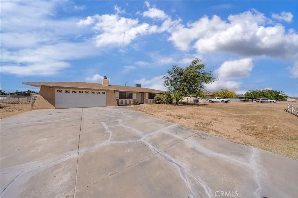 Photo of 10686 Jamul Rd, Apple Valley, CA 92308 (MLS # TR26092284)