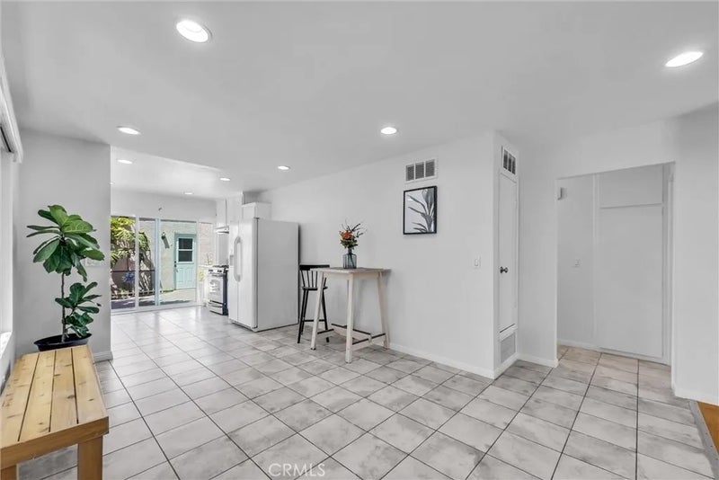2142 W Liverpool Lane