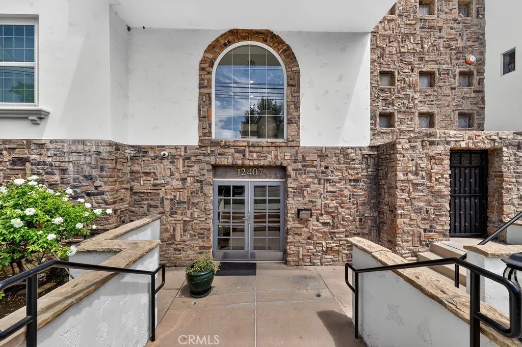 12407 Moorpark Street 104