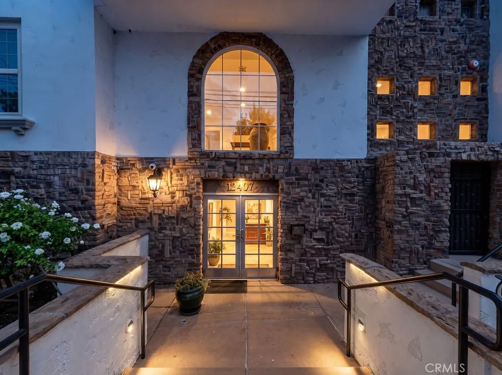 12407 Moorpark Street 104