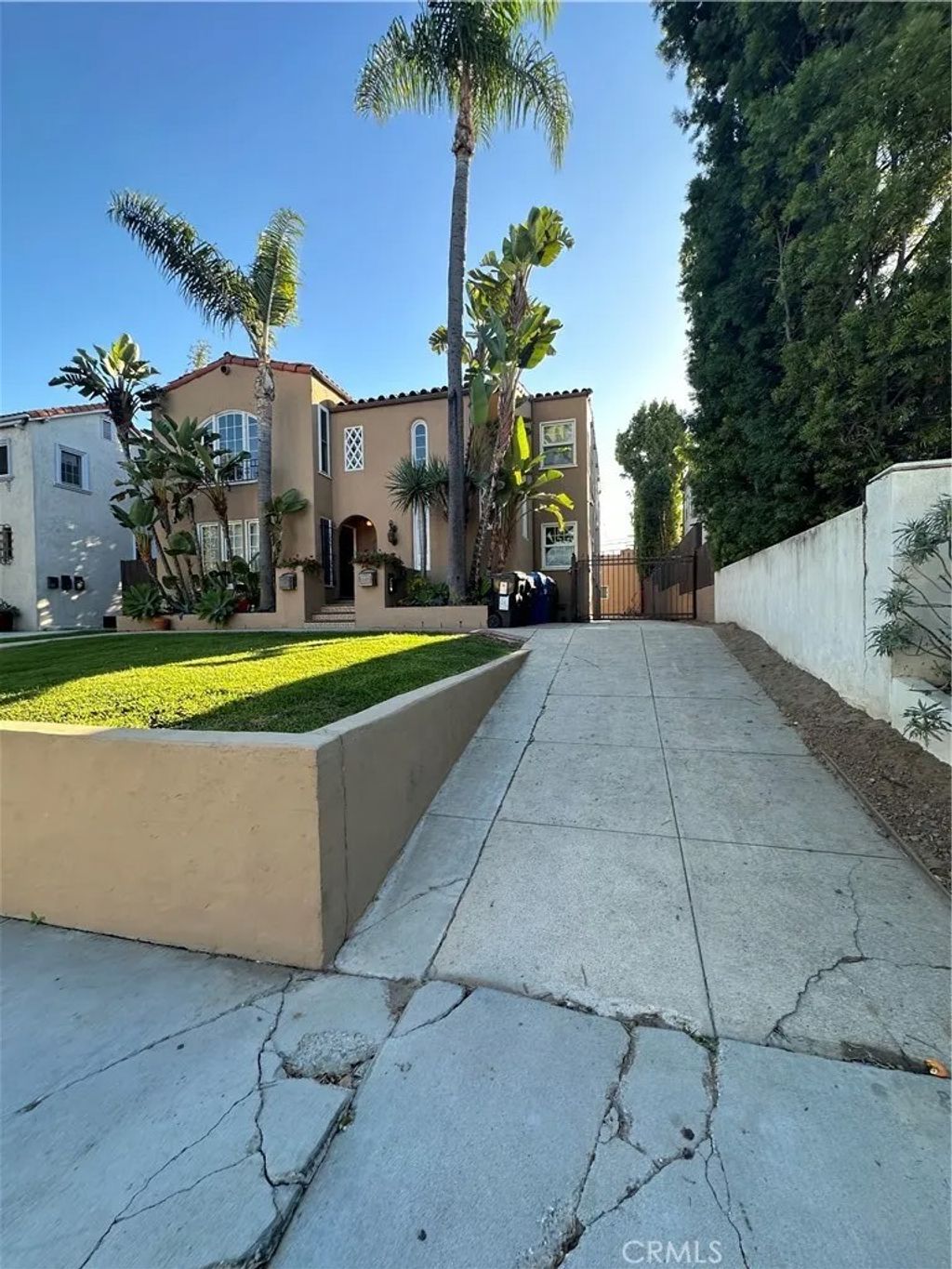 Photo of 1046 S Hudson Avenue, Los Angeles, CA 90019 (MLS # DW26050959)
