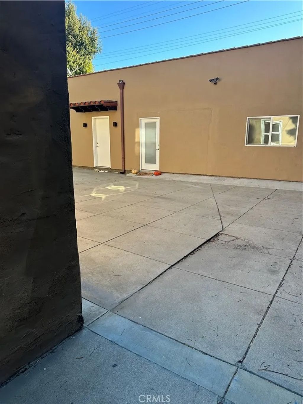 Photo of 1046 S Hudson Avenue, Los Angeles, CA 90019 (MLS # DW26050959)