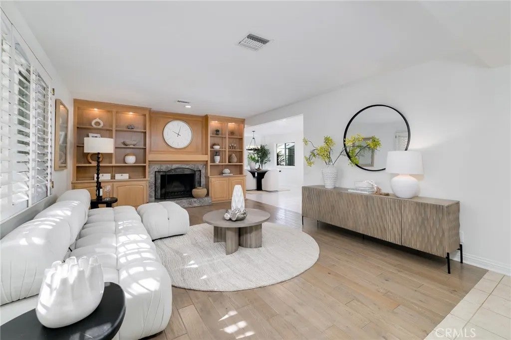 1102 S Reseda