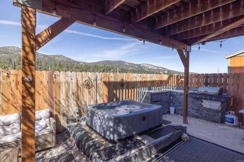 1011 W Fairway