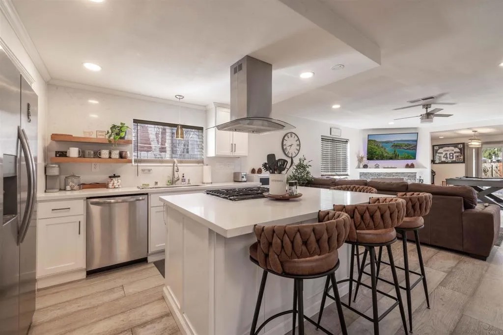 1011 W Fairway