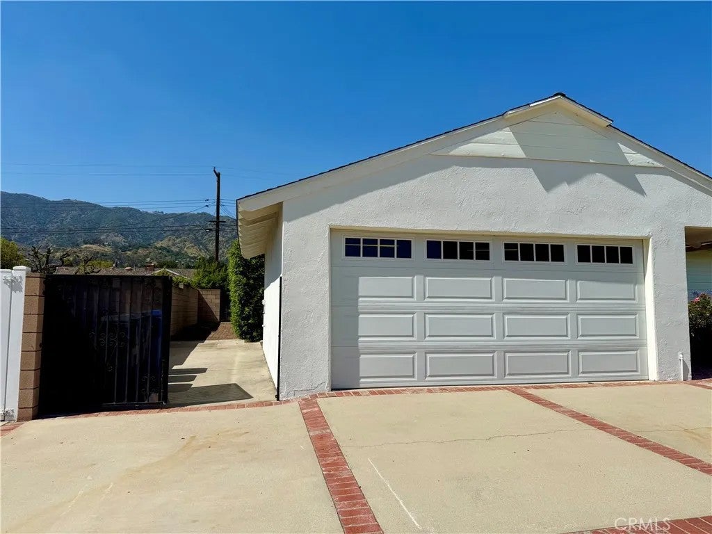 543 E Comstock