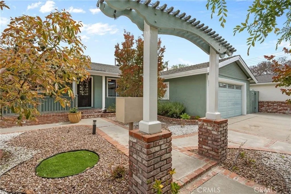 Photo of 6911 E 10th St, Long Beach, CA 90815 (MLS # IV26025425)