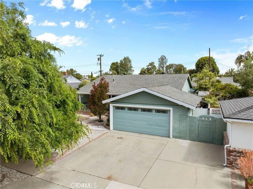Photo of 6911 E 10th St, Long Beach, CA 90815 (MLS # IV26025425)