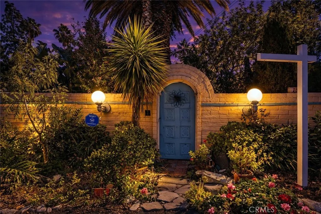 15 La Crescenta Drive