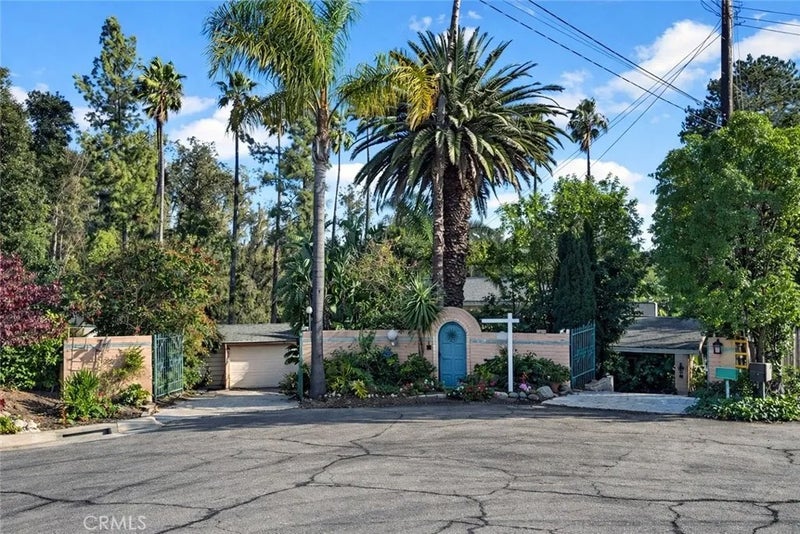 15 La Crescenta Drive