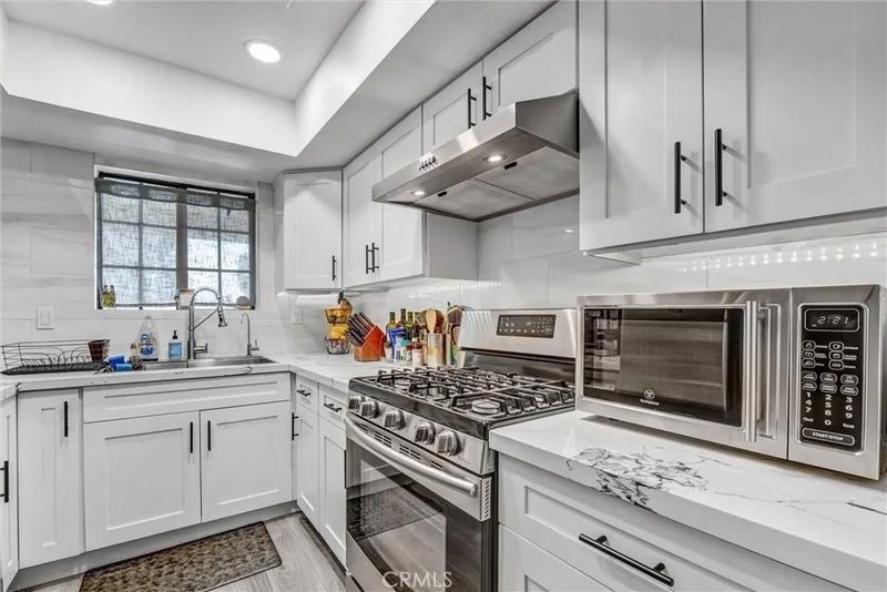 6545 Reseda Boulevard 6