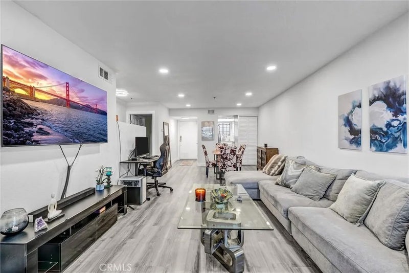 6545 Reseda Boulevard 6