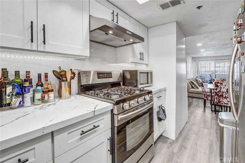 6545 Reseda Boulevard 6