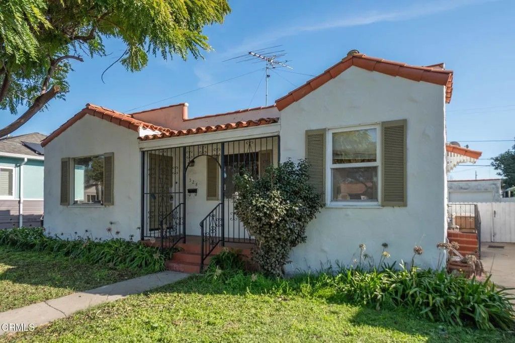 Photo of 528 Howard Street, Ventura, CA 93003 (MLS # V1-33820)