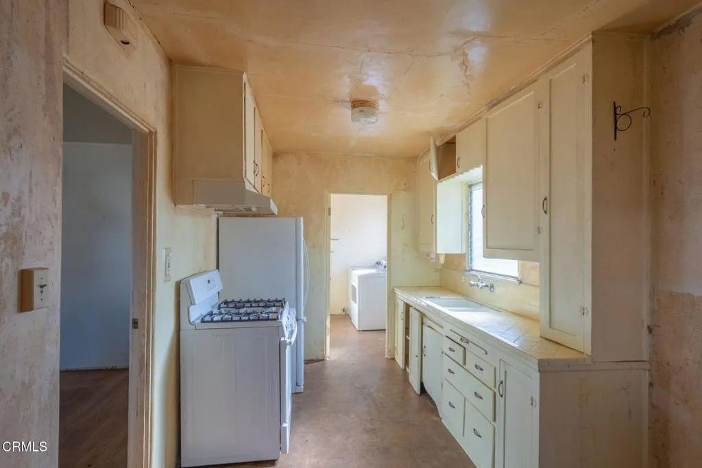 Photo of 528 Howard Street, Ventura, CA 93003 (MLS # V1-33820)