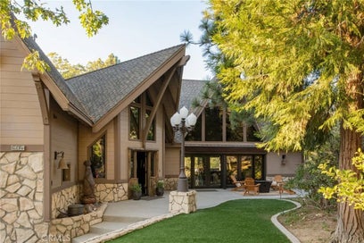 942 Lake Edge Lake Arrowhead CA 92352