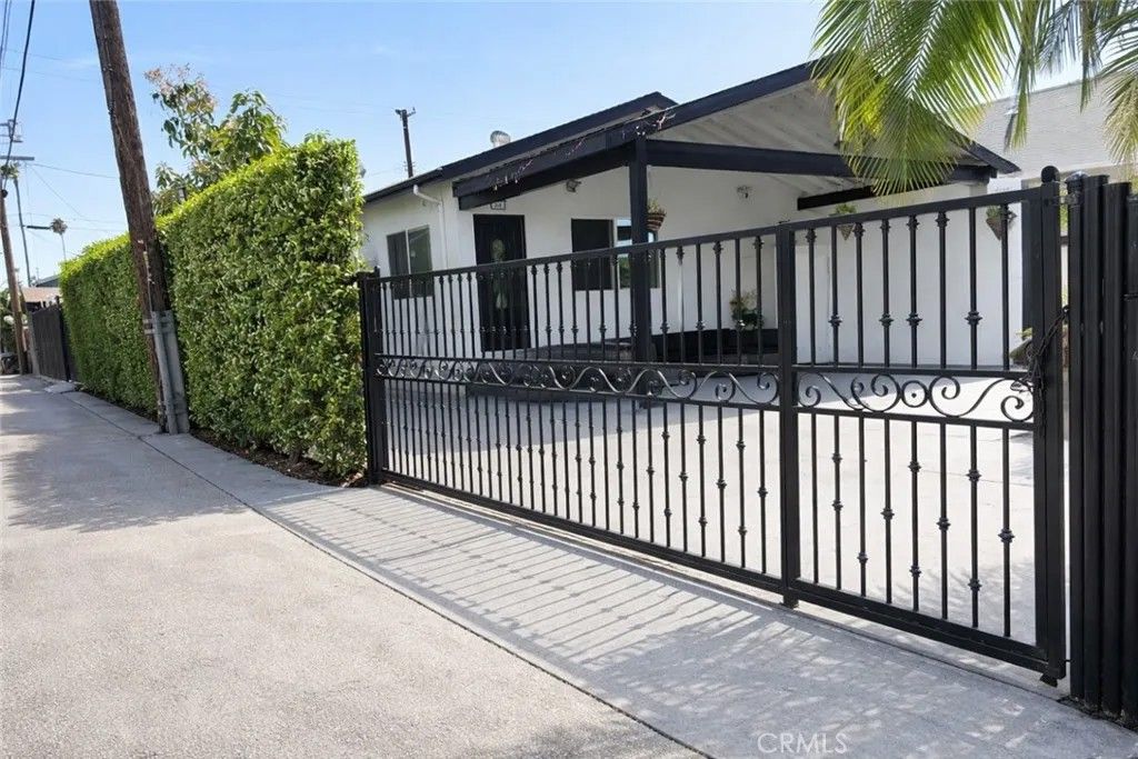 Photo of 316 W 73rd St, Los Angeles, CA 90003 (MLS # SR26087594)